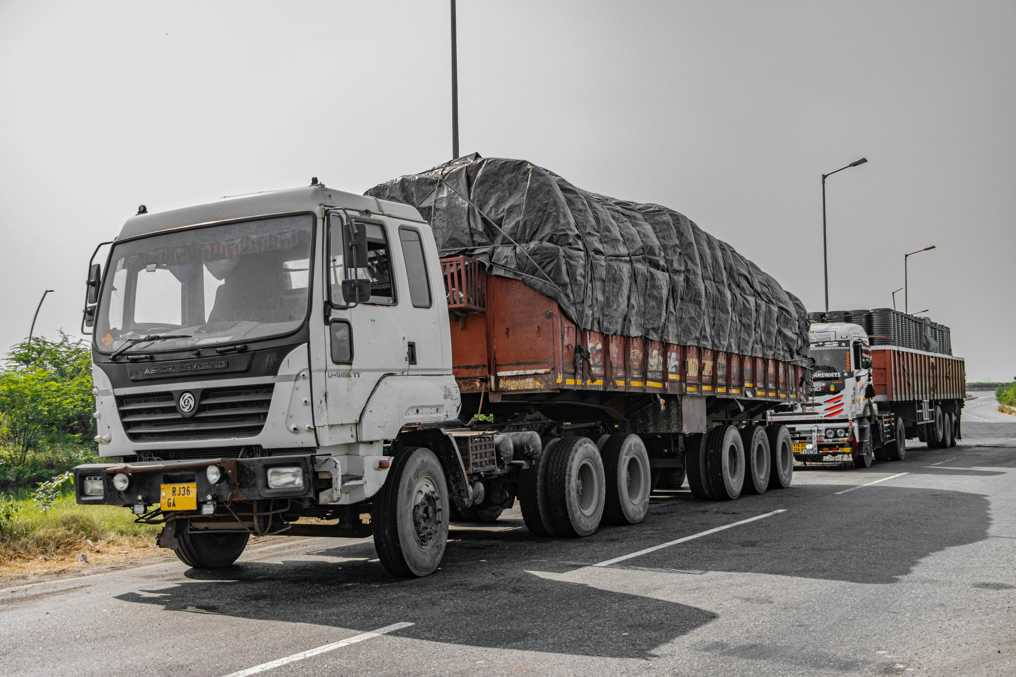 Truk logistik pengiriman barang